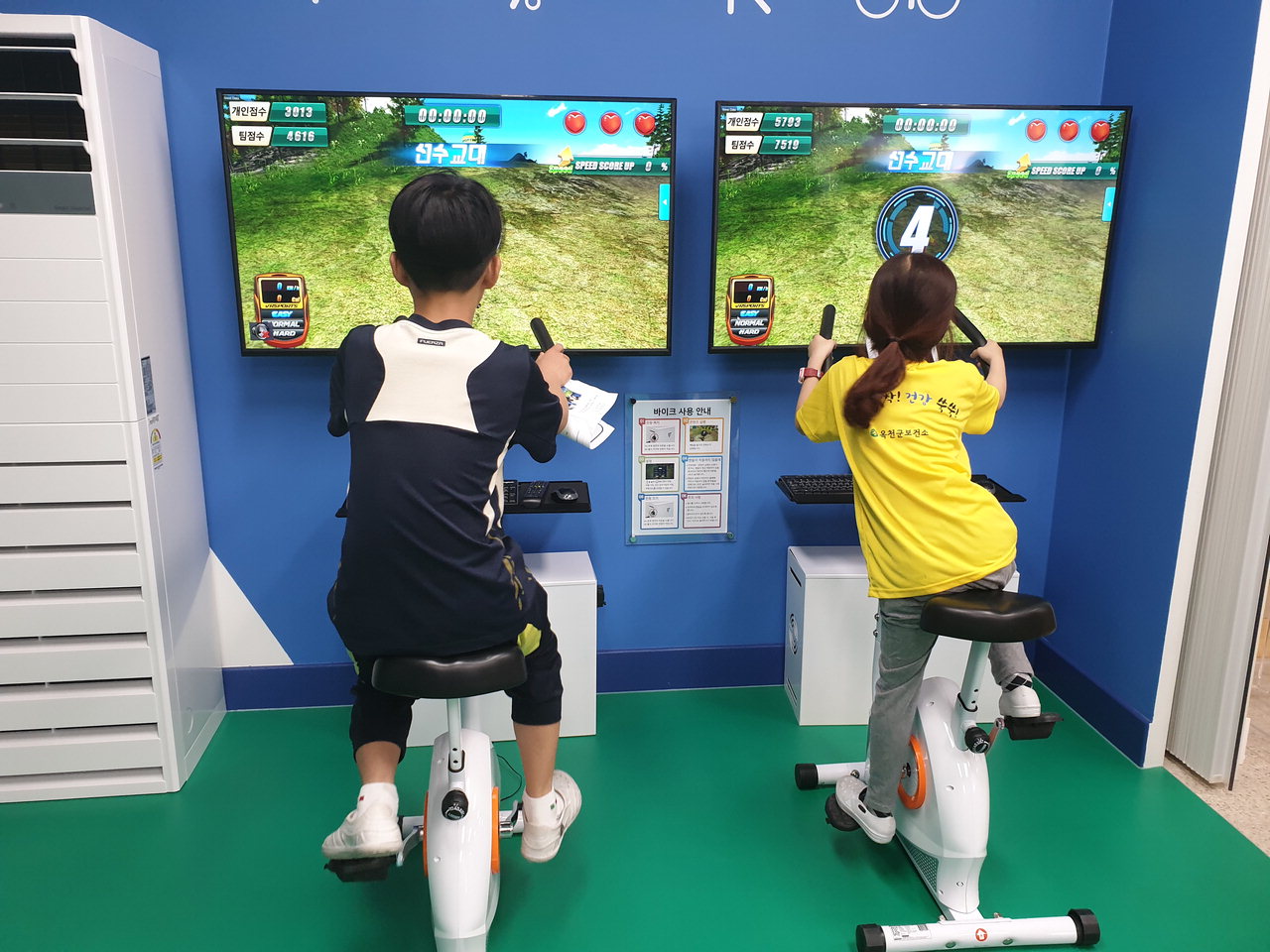 이원초 학생들이 VR 스포츠실에서 가상현실 스포츠를 즐기고 있다. / 이원초 제공