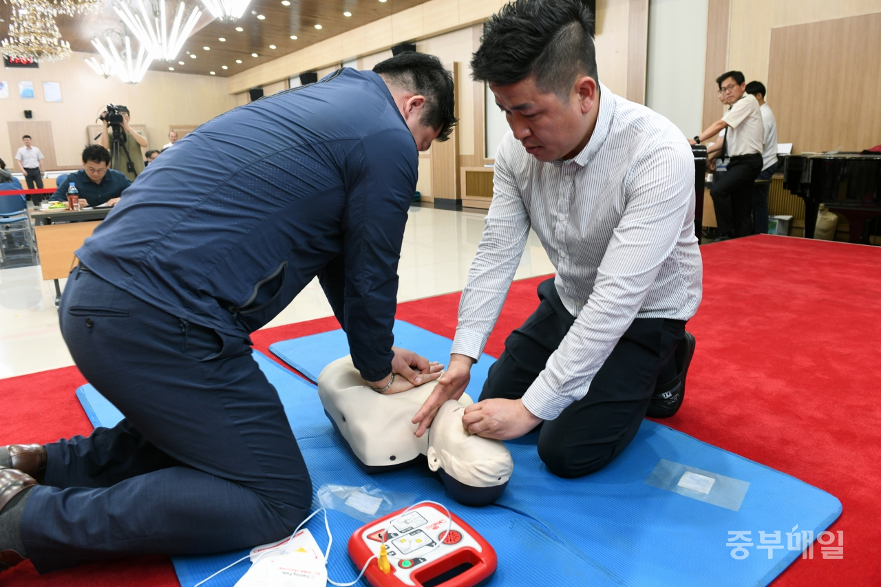 14일 충북도청 대회의실에서 도 공무원들이 참여한 심폐소생술 경연대회가 열린 가운데  2인 1조로 참가한 공무원들이 심폐소생술을 하고 있다. / 김용수