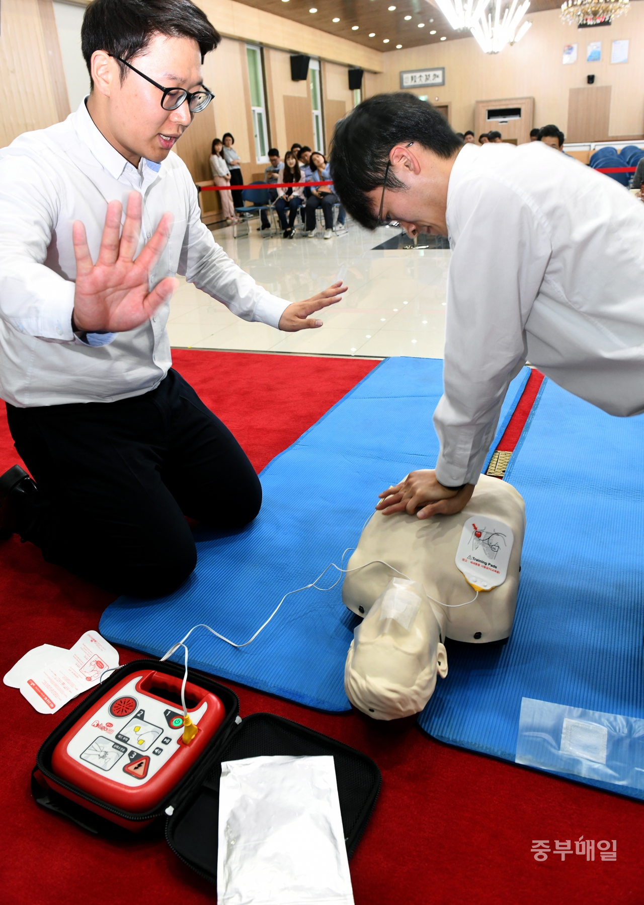 14일 충북도청 대회의실에서 도 공무원들이 참여한 심폐소생술 경연대회가 열린 가운데  2인 1조로 참가한 공무원들이 심폐소생술을 하고 있다. / 김용수