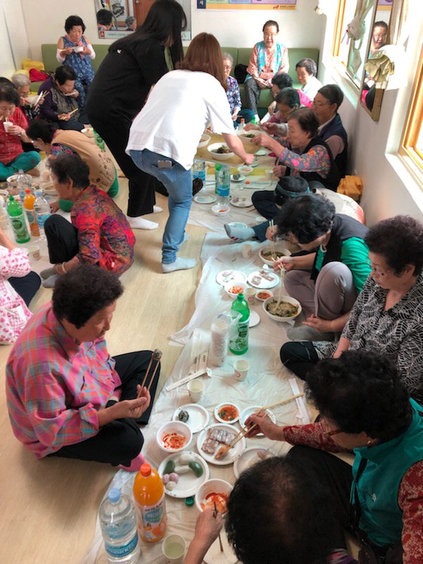 충북여고(교장 박용만)는 14일 모충동 남부경로당 어르신들을 대상으로 점심 식사를 제공했다.