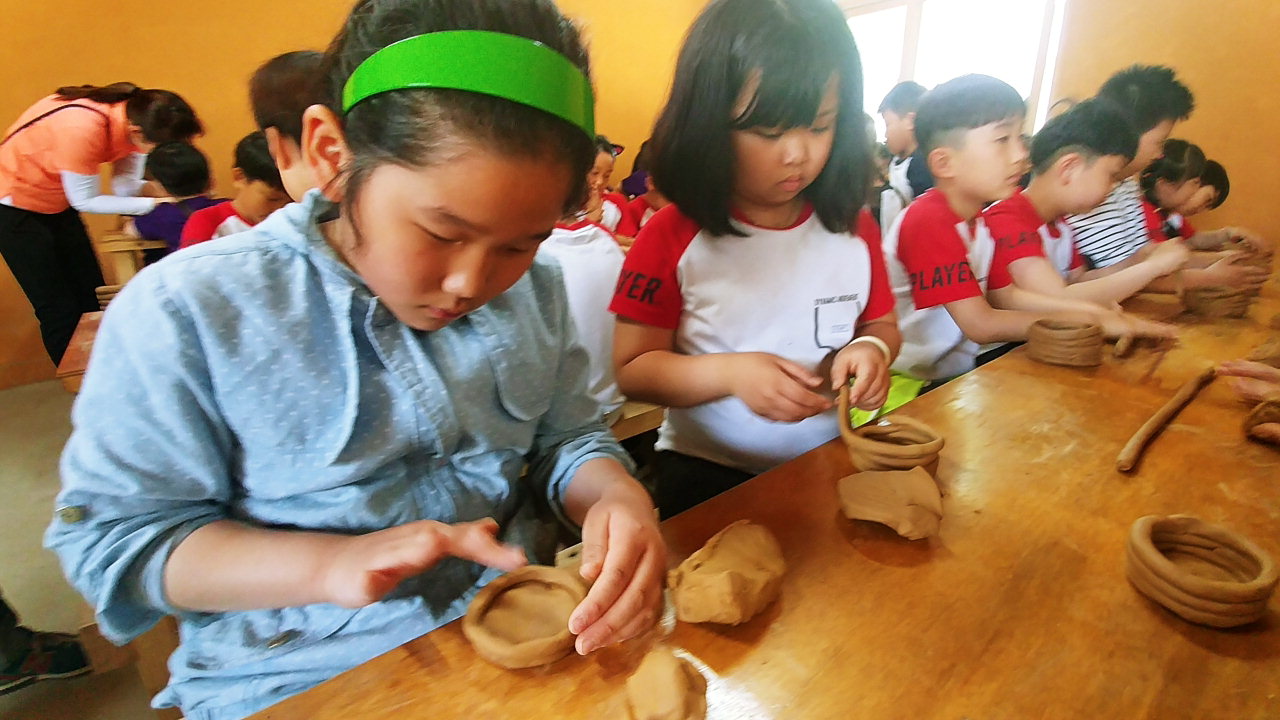 금구초 학생들이 16일 지역문화유산 탐방활동에서 도자기 만들기를 체험하고 있다./금구초