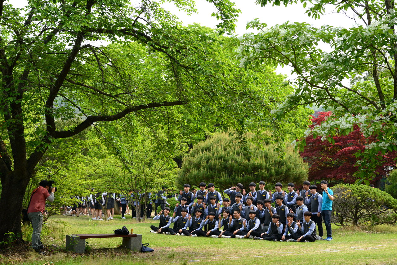 대전지족고 학생들이 대전현충원을 찾아 졸업사진을 촬영하고 있다. / 대전현충원