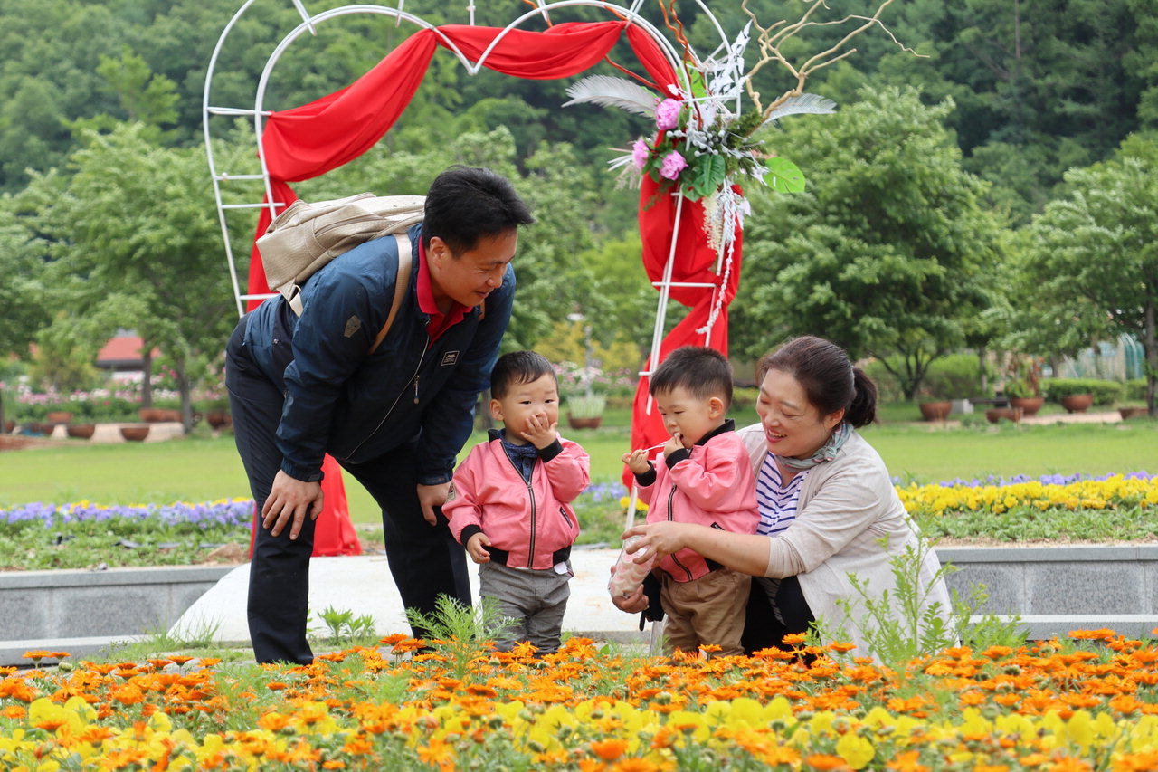 봄 꽃으로 단장한 노근리평화공원에서 한 가족이 즐거운 시간을 보내고 있다. / 영동군
