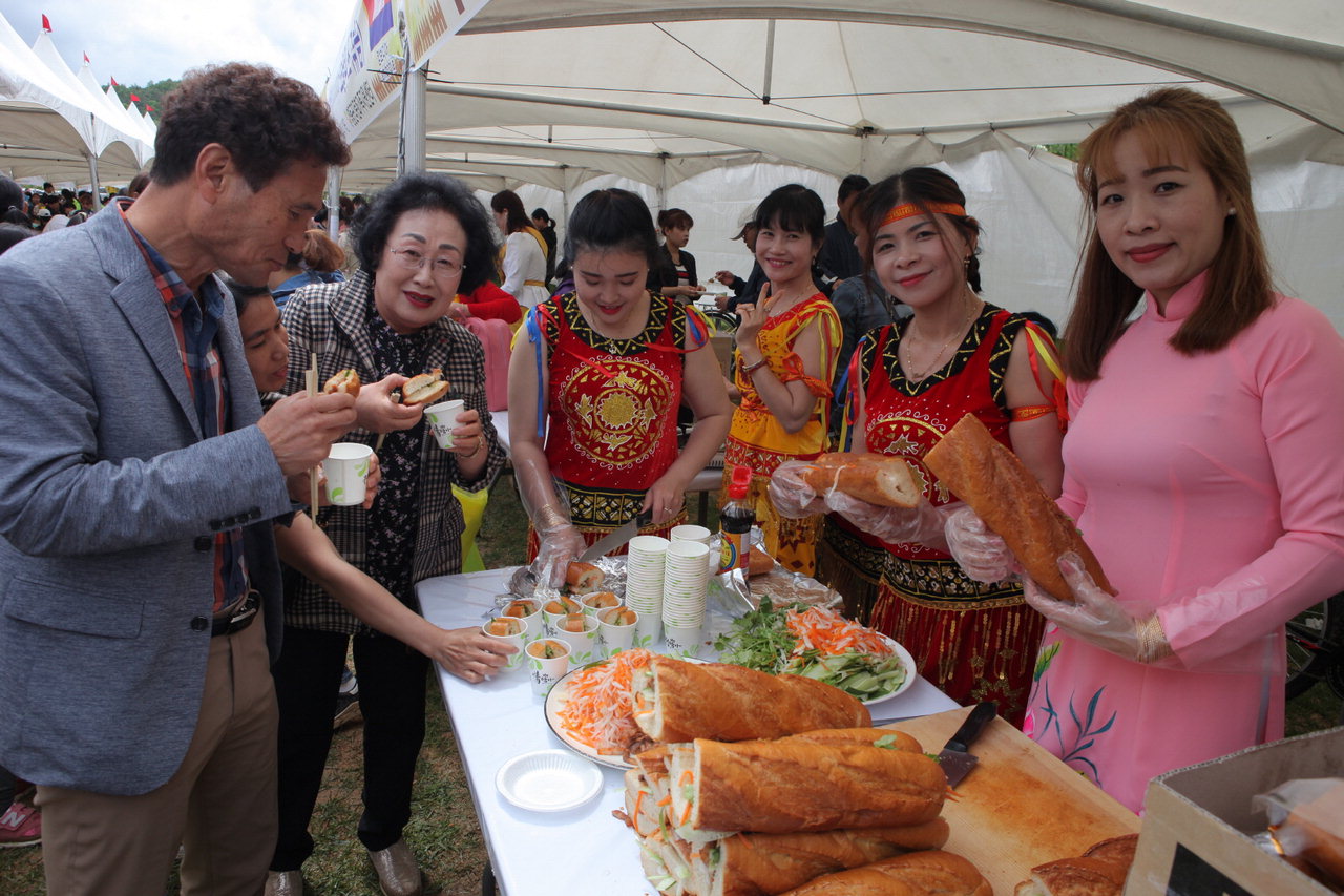 18일 제12회 세계인의 날 행사에서 방문객들이 세계음식을 체험하고 있다.  / 영동군