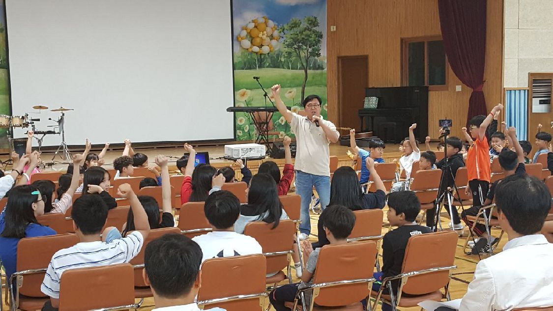 단양 영춘초가 지난 20일 '학교로 찾아가는 북콘서트' 행사를 가졌다. 권오준 작가의 강연 모습/영춘초 제공