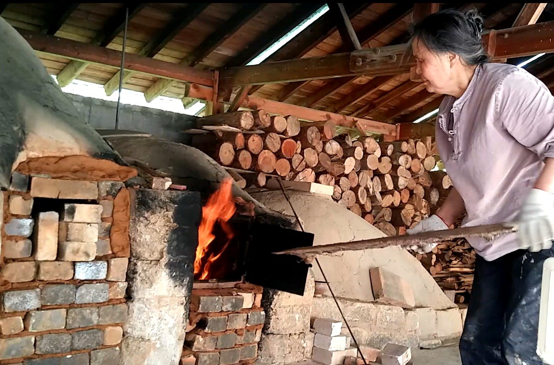 이숙인 여사가 전통 장작 가마에 국산 원토를 사용해 50일 동안 빚은 작품을 굽고 있다. / 옥천군 제공