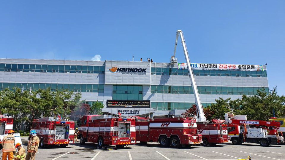 금산소방서가 한국타이어앤테크놀로지에서 화재를 가정한 긴급구조종합훈련을 실시하고 있다. / 금산소방서 제공