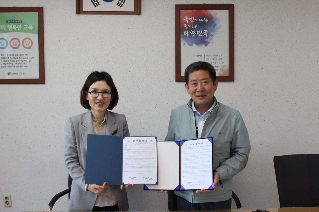 꽃동네학교 교장 김창희(왼쪽)와 립엔푸드 대표 조원선(오른쪽)이 업무협약을 체결하고 있다./꽃동네 학교