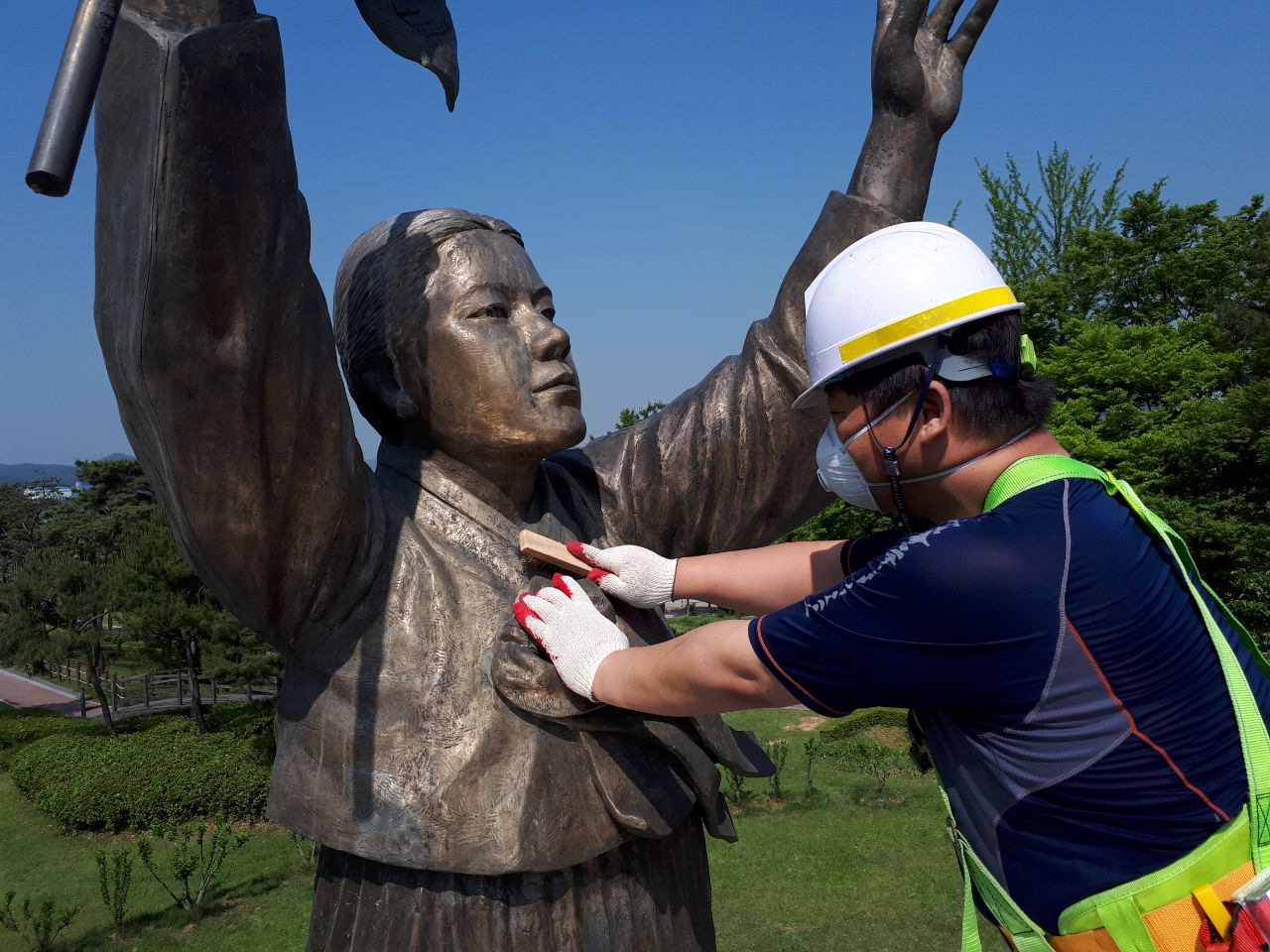 23일 유관순열사 동상에 쌓인 먼지와 이물질을 제거하는 작업이 진행되고 있다. 천안시