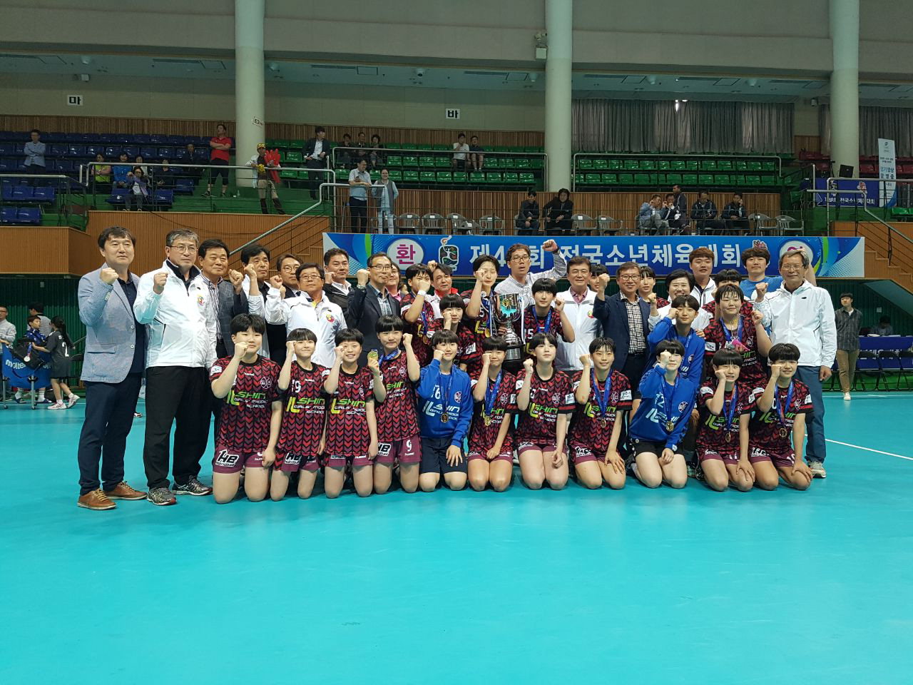39년 만에 대회 우승을 차지한 일신여자중학교 핸드볼팀. /충북체육회