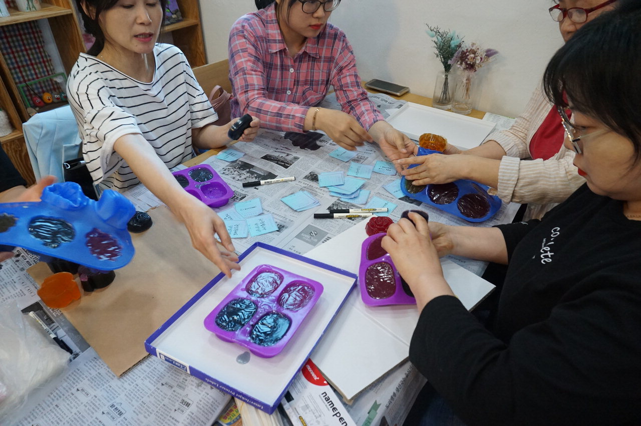 교사들이 '비누보다 포근한 문파' 수업에 참여해 천연비누를 만들고 있다. / 청주문화재단