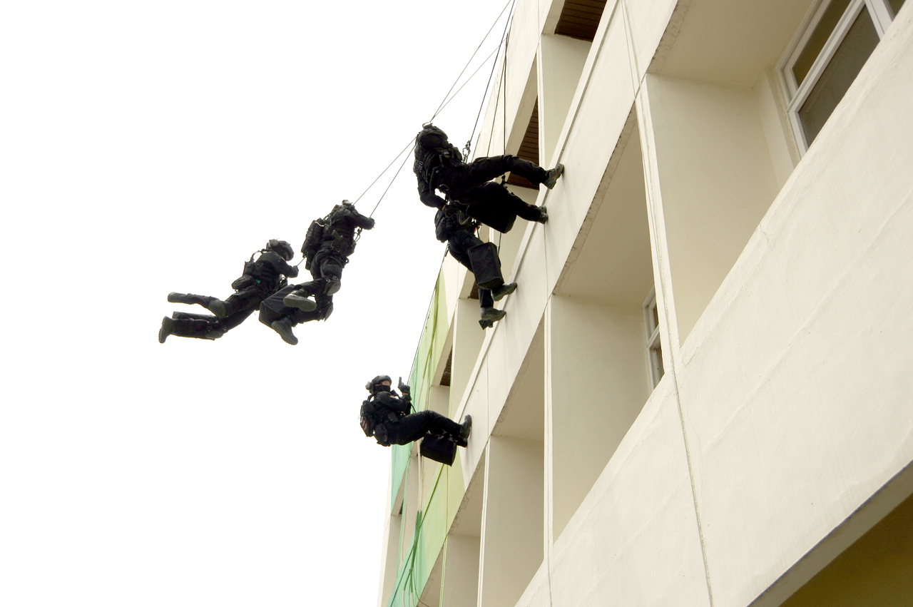 지난 30일 진천군청에서 열린 을지태극연습에서 육군 1987부대 장병들이 건물 옥상에서 밧줄을 타고 내려오는 레펠 훈련을 펼치고 있다./진천군 제공