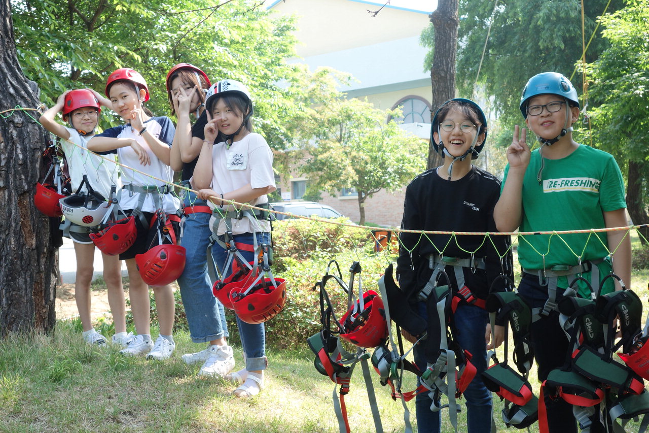 진천군 이월초등학교 학생들이 30일 교내 조성된 학교 숲에서 '학교 숲 놀이 체험'을 하고 있다./이월초 제공