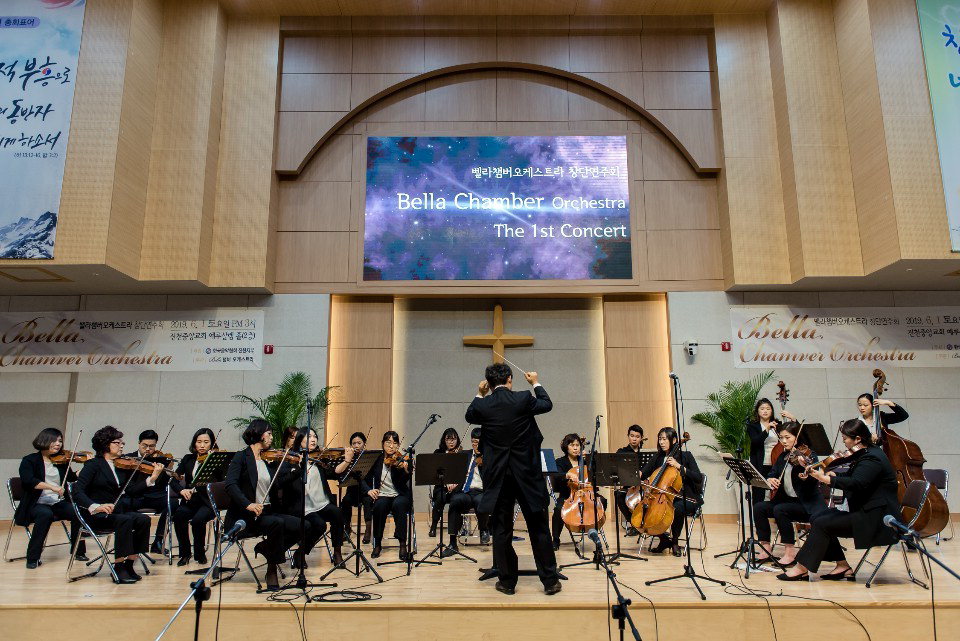 진천지역 최초의 성인 관현악단인 벨라챔버오케스트라가 지난 1일 진천중앙교회에서 창단 연주회를 개최했다./진천군 제공
