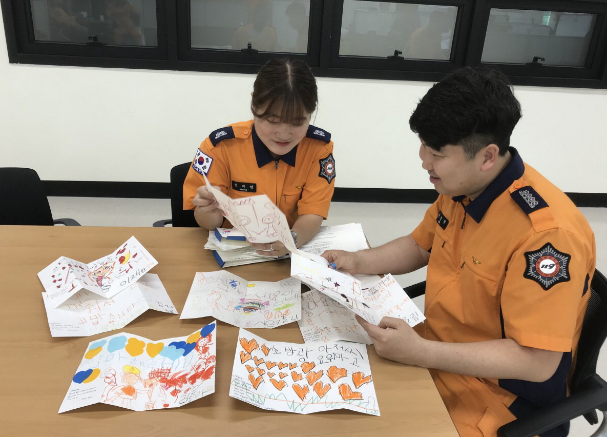 천안서북소방서 소방관들이 삼성어린이집 어린이들이 보내온 편지를 읽고 있다.