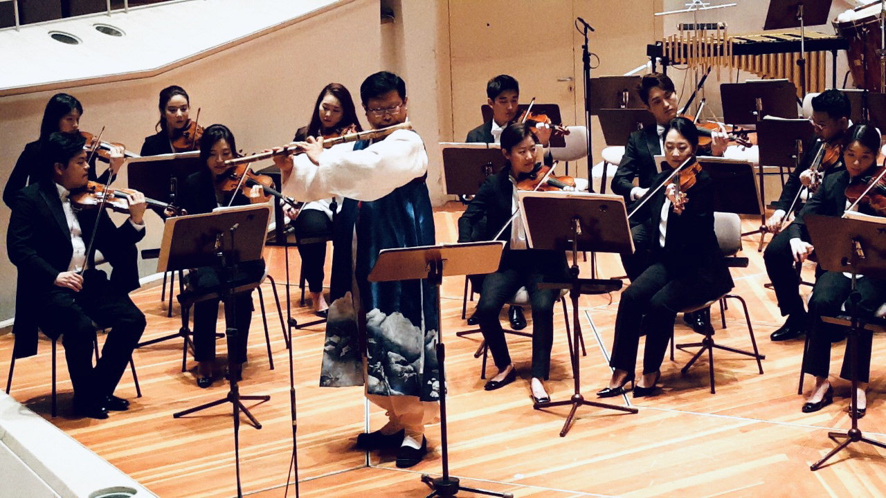 박노상 대금 연주가가 독일에서 열린 공연에서 오케스트라 단원들과 연주를 맞춰보고 있다.