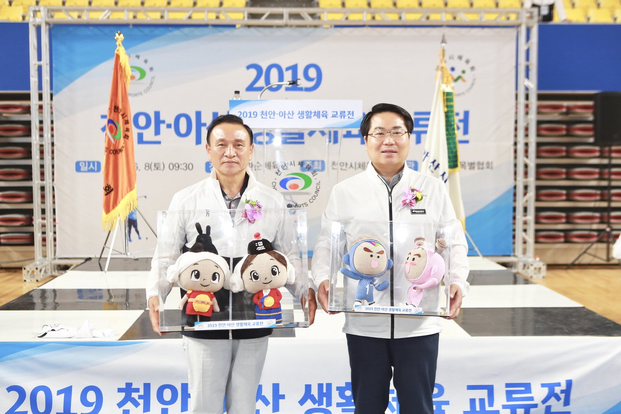 2019 천안·아산 생활체육 교류전에서 구본영 천안시장(좌측)과 오세연 아산시장이 진행을 하고 있다. 천안시 제공