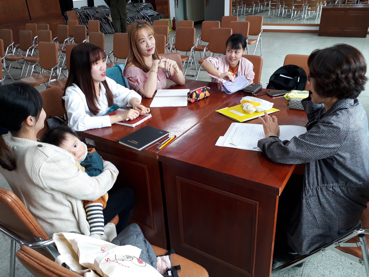 영동군다문화가족지원센터는 지역의 결혼이주여성 및 가족을 대상으로 찾아가는 한국어 교실을 운영하고 있다. / 영동군