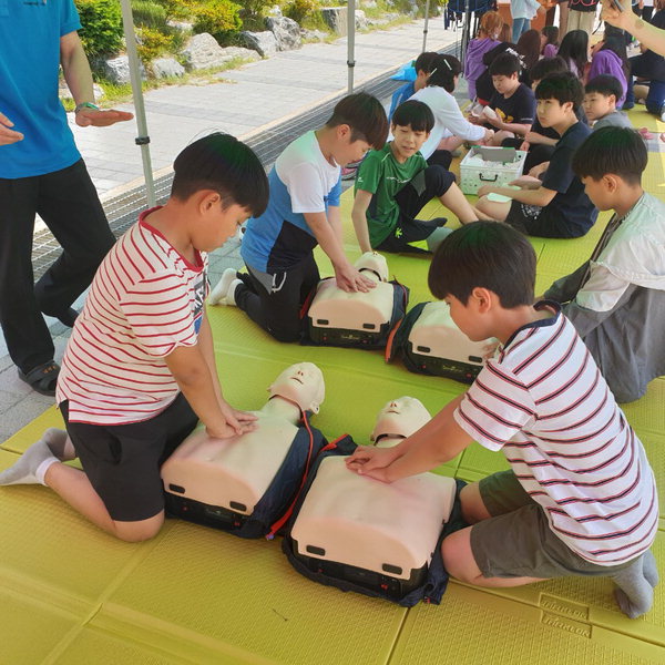 삼양초등학교는 12일 학생 스스로 계획하고 직접 재난훈련까지 주도하는 어린이 재난안전훈련을 실시했다. / 삼양초