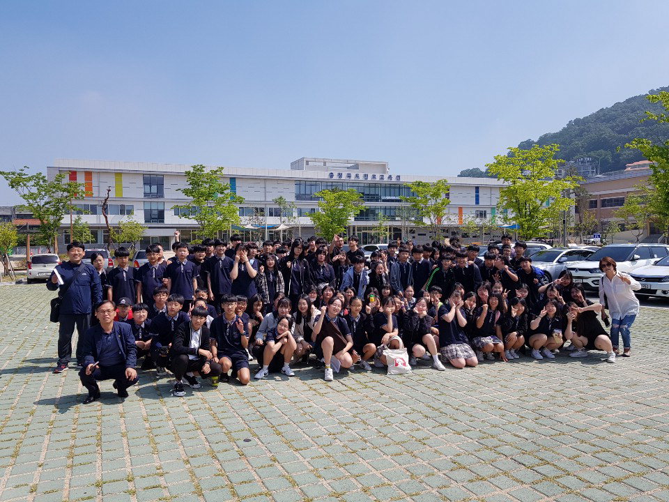 : 영동 새너울중학교 학생들이 12일 충북진로교육원에서 '진로·직업 체험'을 갖고 기념사진을 촬영하고 있다. / 새너울중학교