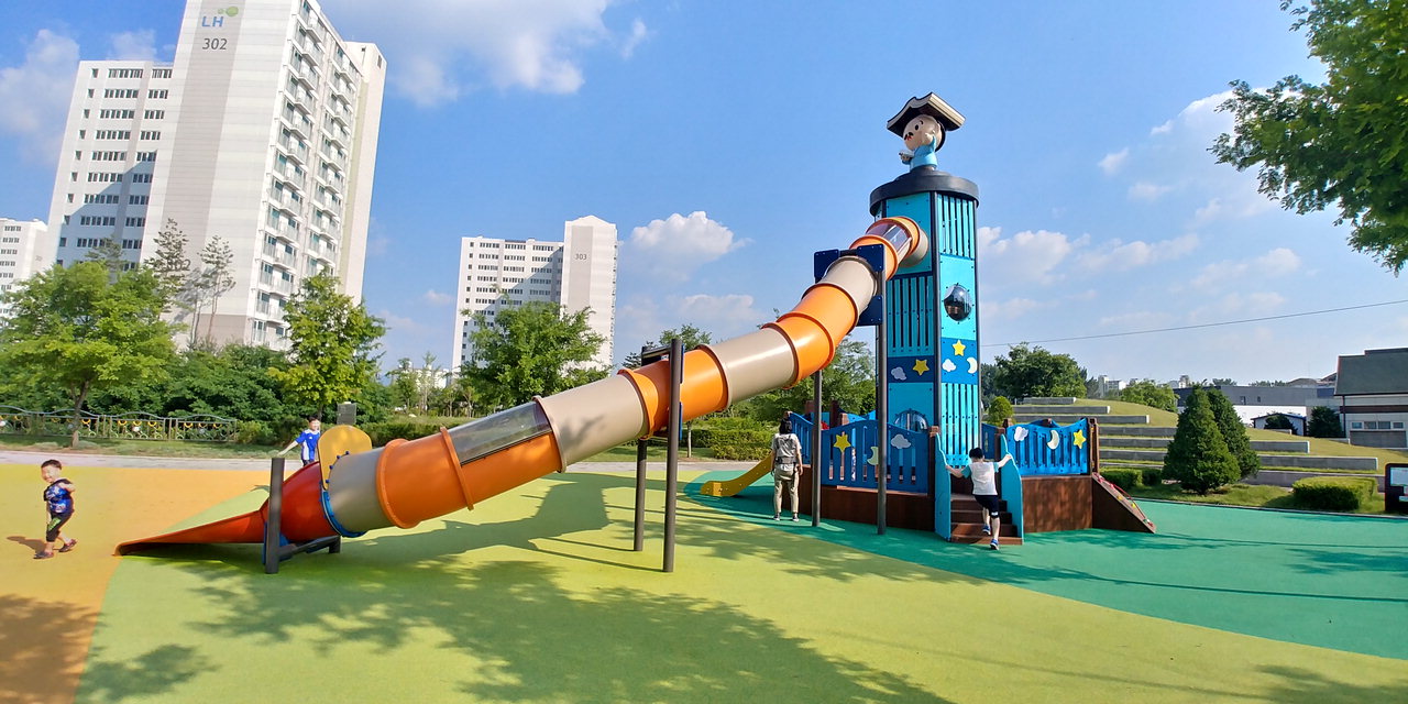 증평읍 송산공원과 초중어린이공원 놀이터가 특색있는 공간으로 탈바꿈했다.사진은 송산놀이터/증평군