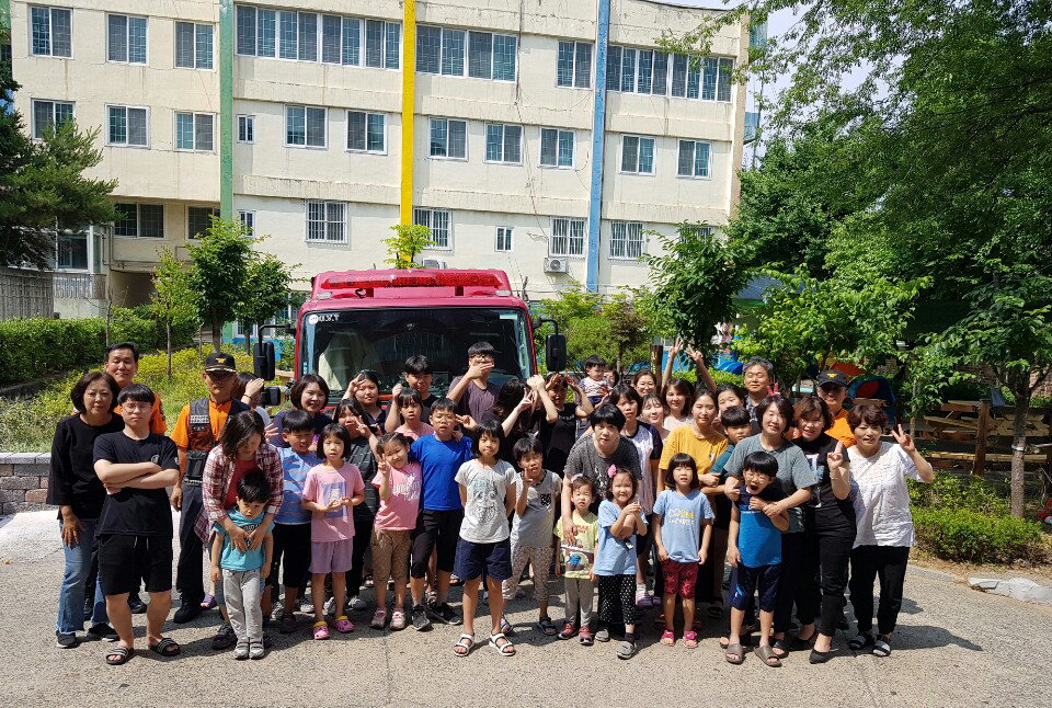 청주서부소방서는 15일 서원구 사직동 충북육아원에서 체험식 소방안전교육을 진행했다. /청주서부소방서