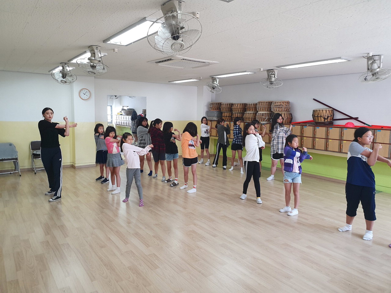천안신촌초등학교에서 주말을 이용한 방송댄스 프로그램이 진행되고 있다. 천안교육지원청