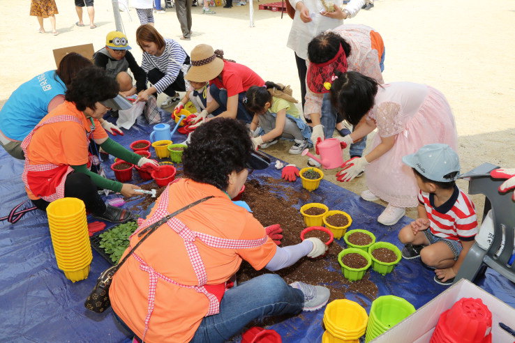 축제장을 찾은 어린이들이 깻잎심기 체험행사에 참여하고 있다. / 금산군