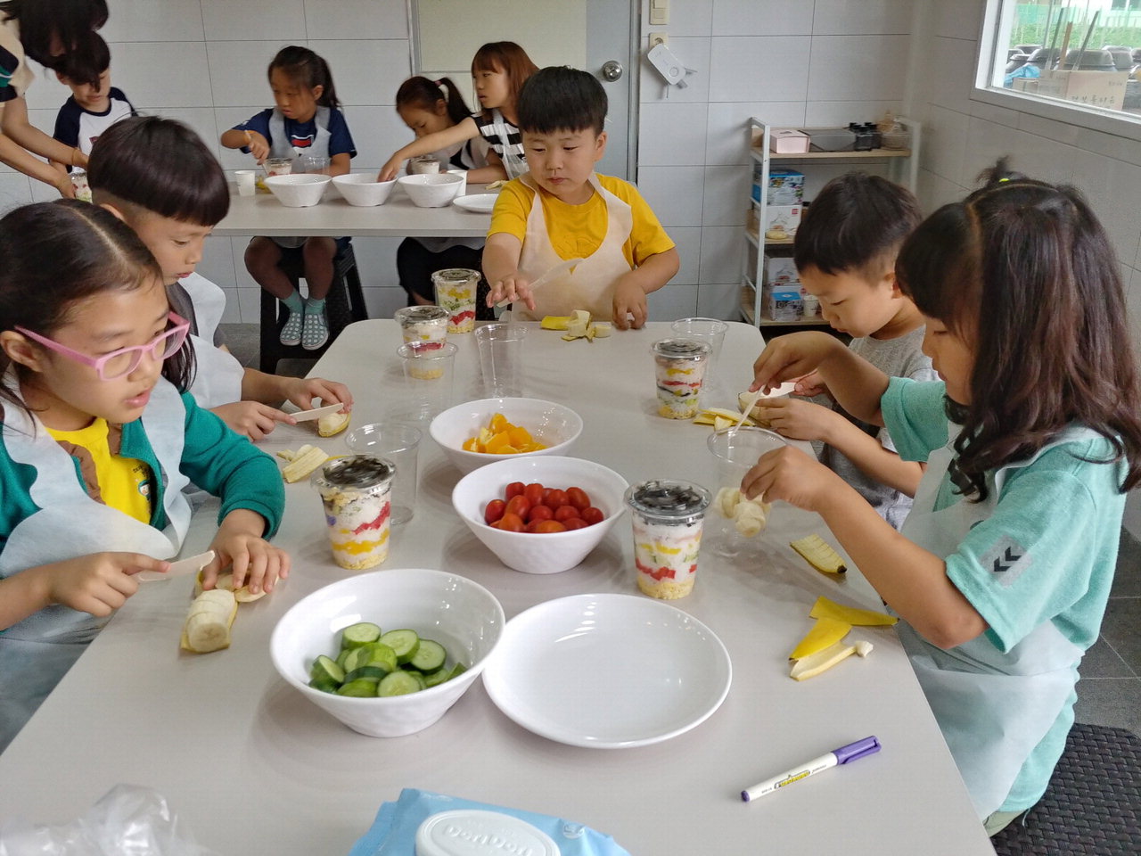 수한초는 병설유치원과 함께 '애브리팜'에서 식생활교육을 실시했다. / 수한초 제공