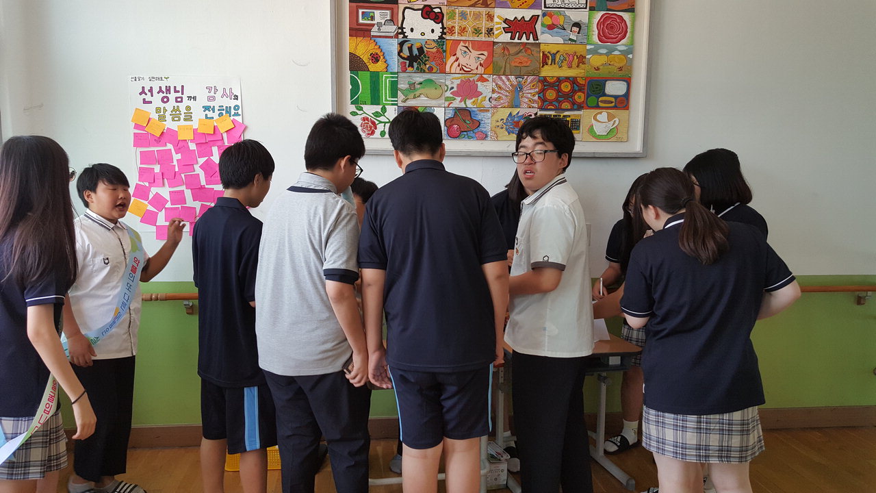 영동중학교는 24일 중앙복도에서 선플 달기 운동을 실시했다. / 영동중학교