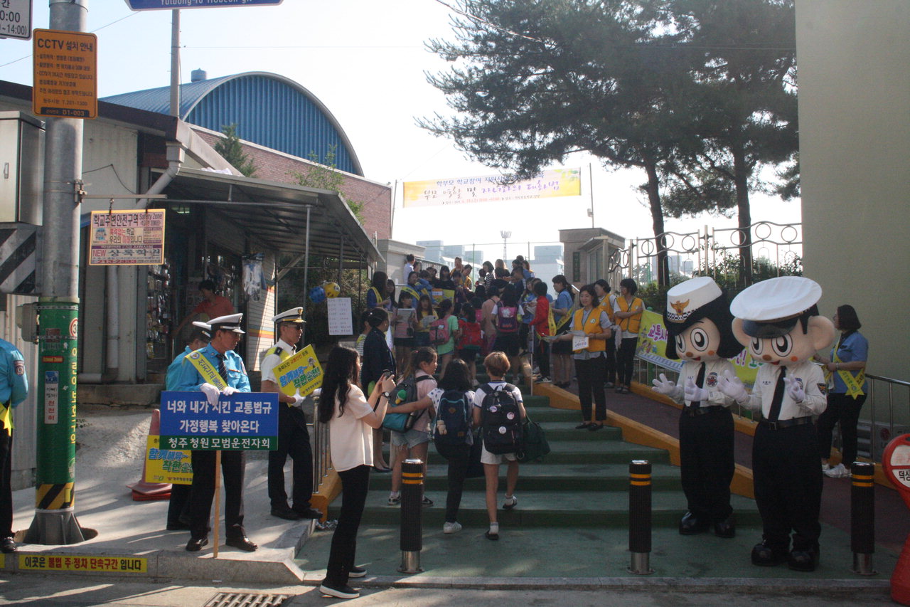 청주청원경찰서는 25일 청원구 덕성초등학교 앞에서 '함께해유~착한보행' 교통안전 캠페인을 실시했다.