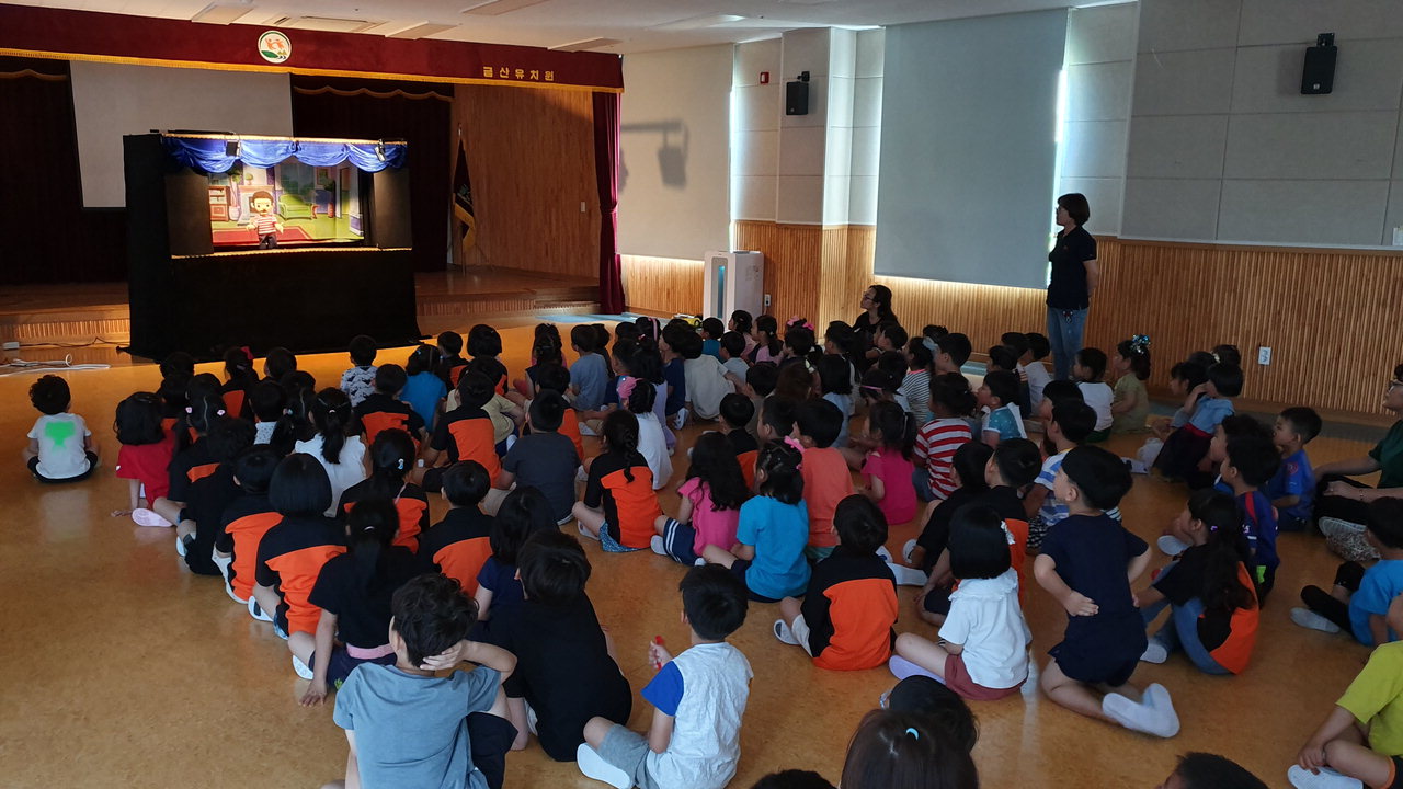 금산소방서가 한국119소년단 입단식을 마치고 어린이 인형극을 선보이고 있다. / 금산소방서 제공