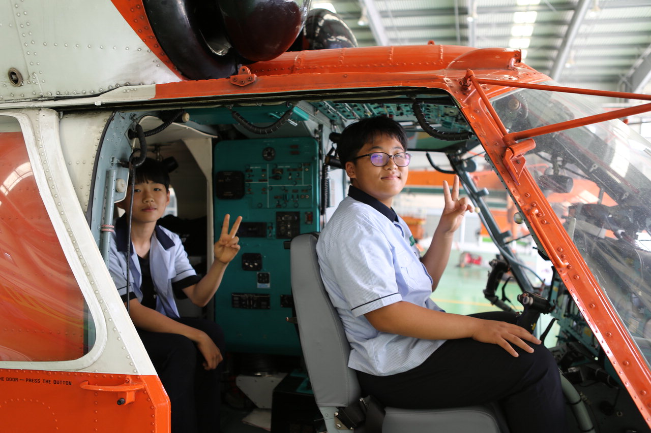 진천산림항공관리소에서 열린 자유학년제에서 진천중학교 학생들이 헬기 탑승을 체험하고 있다.명/항공관리소 제공