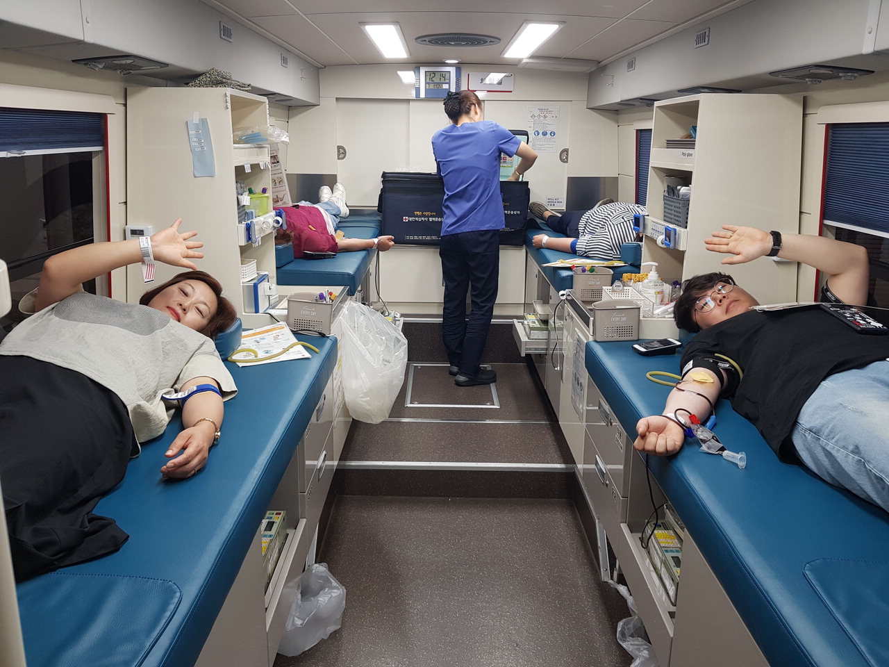위러브유 운동본부 회원들이 대전세종충남혈액원에서 헌혈을 하고 있다. / 옥천군 제공