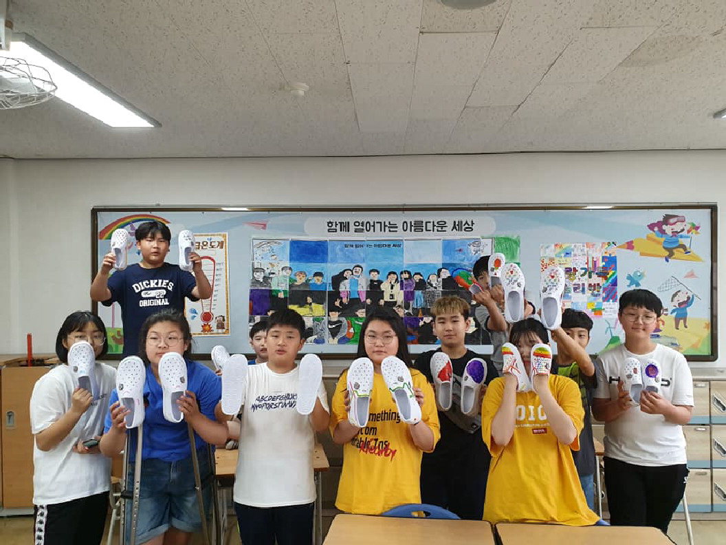 청주 봉정초등학교 전교어린이회가 '무료 대여 실내화 만들기' 행사를 진행하고 있다. / 봉정초등학교 제공