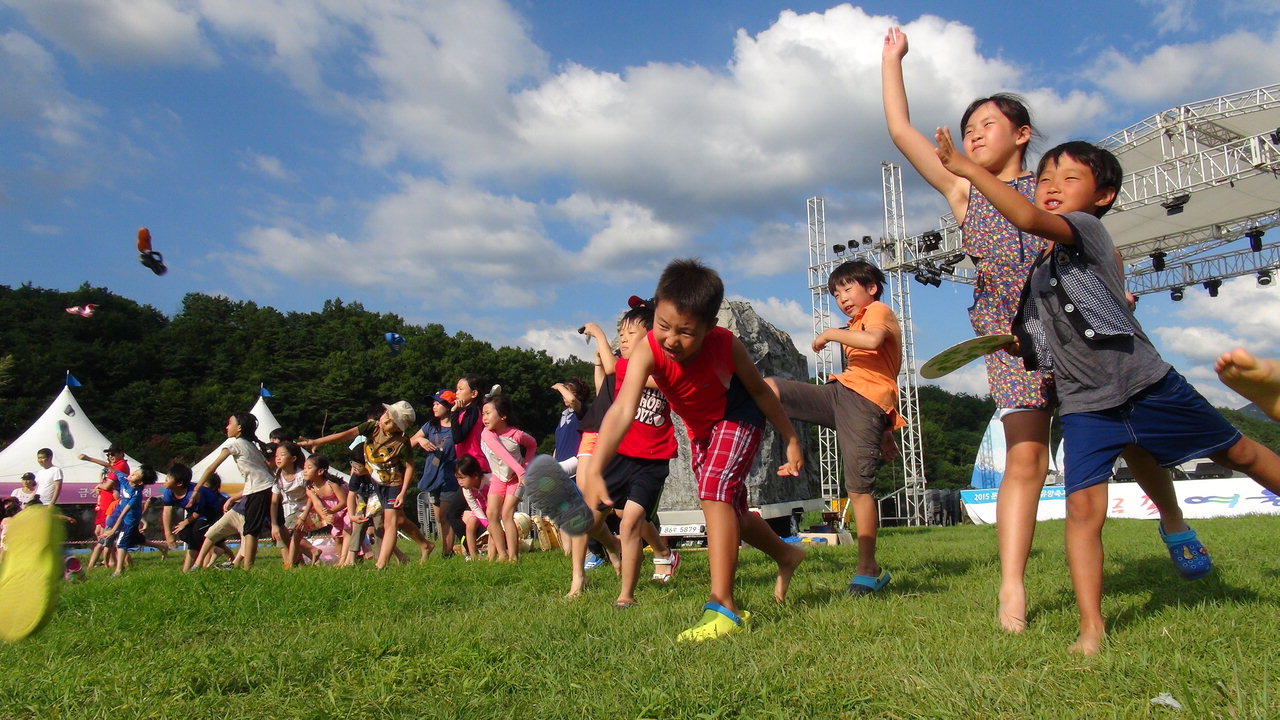 지난해 열린 금강여울축제에서 어린이들이 고무신 던지기 체험을 하고 있다. / 금산군 제공