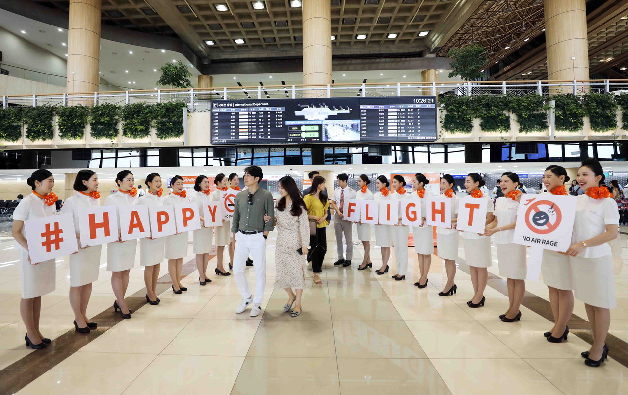 제주항공 신입승무원들이 9일 김포국제공항 국제선 발권 카운터 앞에서 국제선 이용객을 대상으로 기내 난동행위 근절을 위한 해피 플라이트(Happy flight) 캠페인을 진행했다. /제주항공 제공