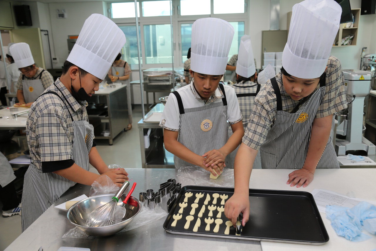 안내중학교 학생들이 쿠키만들기 체험을 하고 있다. / 충북도립대학교 제공