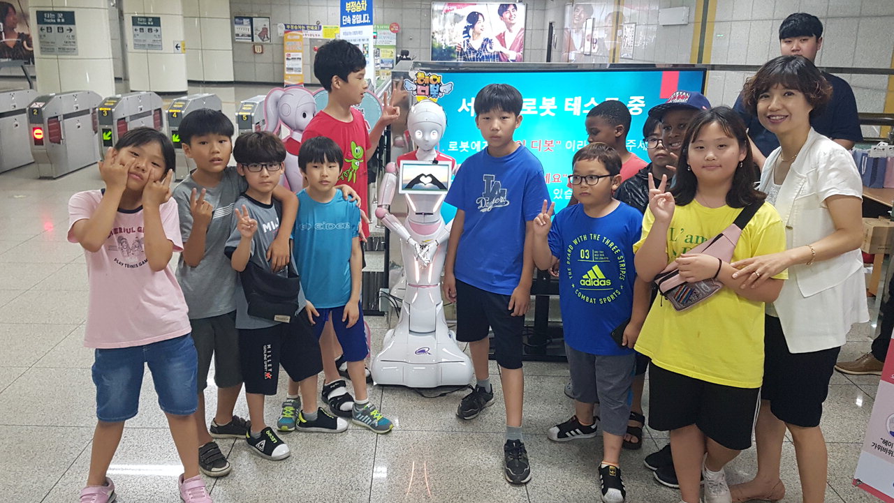 대전도시철도공사는 정부청사역에 열차시각, 환승정보 등을 안내하는 인공지능로봇 '디봇'을 배치했다. / 대전도시철도