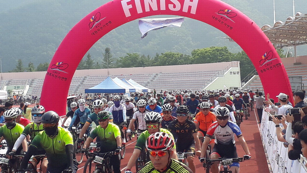 　'제1회 단양 소백산 전국산악자전거대회'가 전국에서 600여 명의 자전거 동호인이 참가한 가운데 성황리에 막을 내렸다. 선수들이 힘차게 출발하는 모습