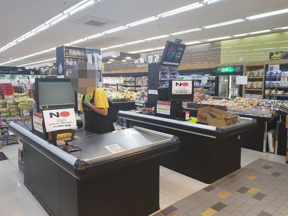충주시수퍼마켓협동조합 임원이 운영하는 '누리마트' 계산대에 일본제품 불매운동을 알리는 문구가 부착돼 있다.