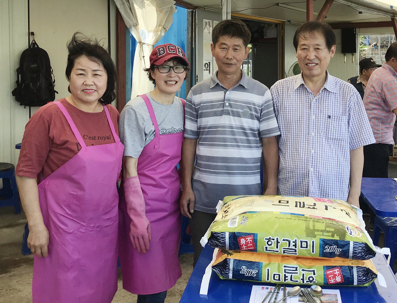 이선우 행복키움지원단원이 무료급식소에 쌀 20kg 2포를 전달하는 모습. /천안시 제공