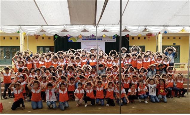 천안시태조산청소년수련관 2019년도 청소년해외자원봉사단이 딴따이 초등학교 학생들과 문화공연 무대에서 단체사진 촬영을 하고 있다. /천안시 제공