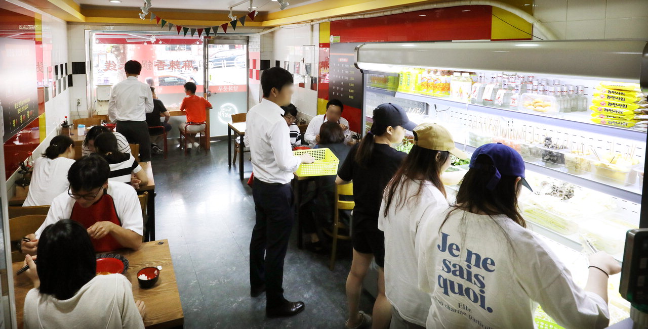 중국 음식 마라탕이 더위를 쫓는 보양음식으로 젊은이들 사이에 인기를 끌고 있다. 사진은 중복인 22일 마라탕을 먹기 위해 청주지역 한 음식점을 찾은 사람들 모습. /신동빈