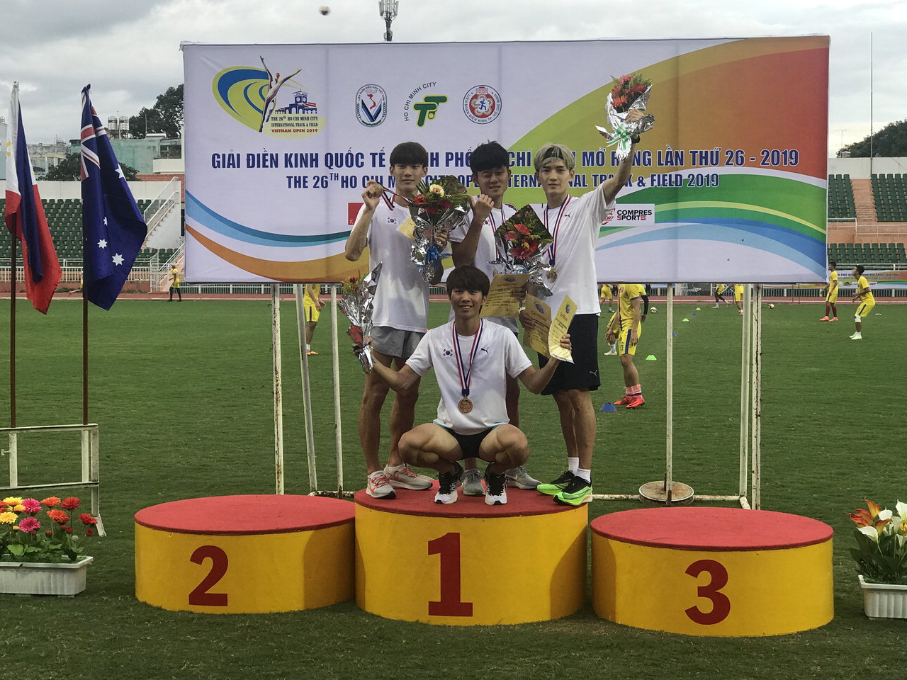 베트남국제육상대회에서 김지훈(오른쪽), 김민수(왼쪽) 선수가 남자부 800m 4명 릴레이 경기에 한국대표로 출전해 금메달을 획득했다. / 영동군 제공