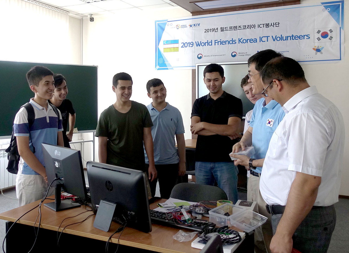 충청대 봉사단 IT-Arirang팀이 지난 16일부터 한 달간 우즈베키스탄의 수도 타쉬켄트에서 IT자원봉사 활동을 실시하고 있다. / 충청대학교 제공