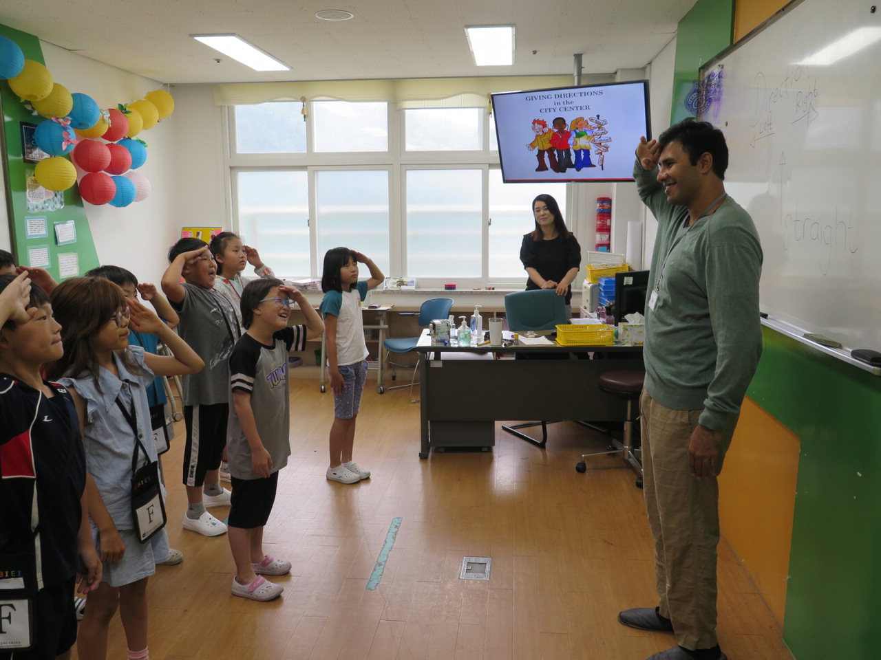 충북국제교육원은 원어민 교사와 함께 하는 '초등 글로벌 기초과정'을 9월 17일부터 11월 29일까지 운영한다. 사진은 지난해 활동 모습. / 충북도교육청 제공