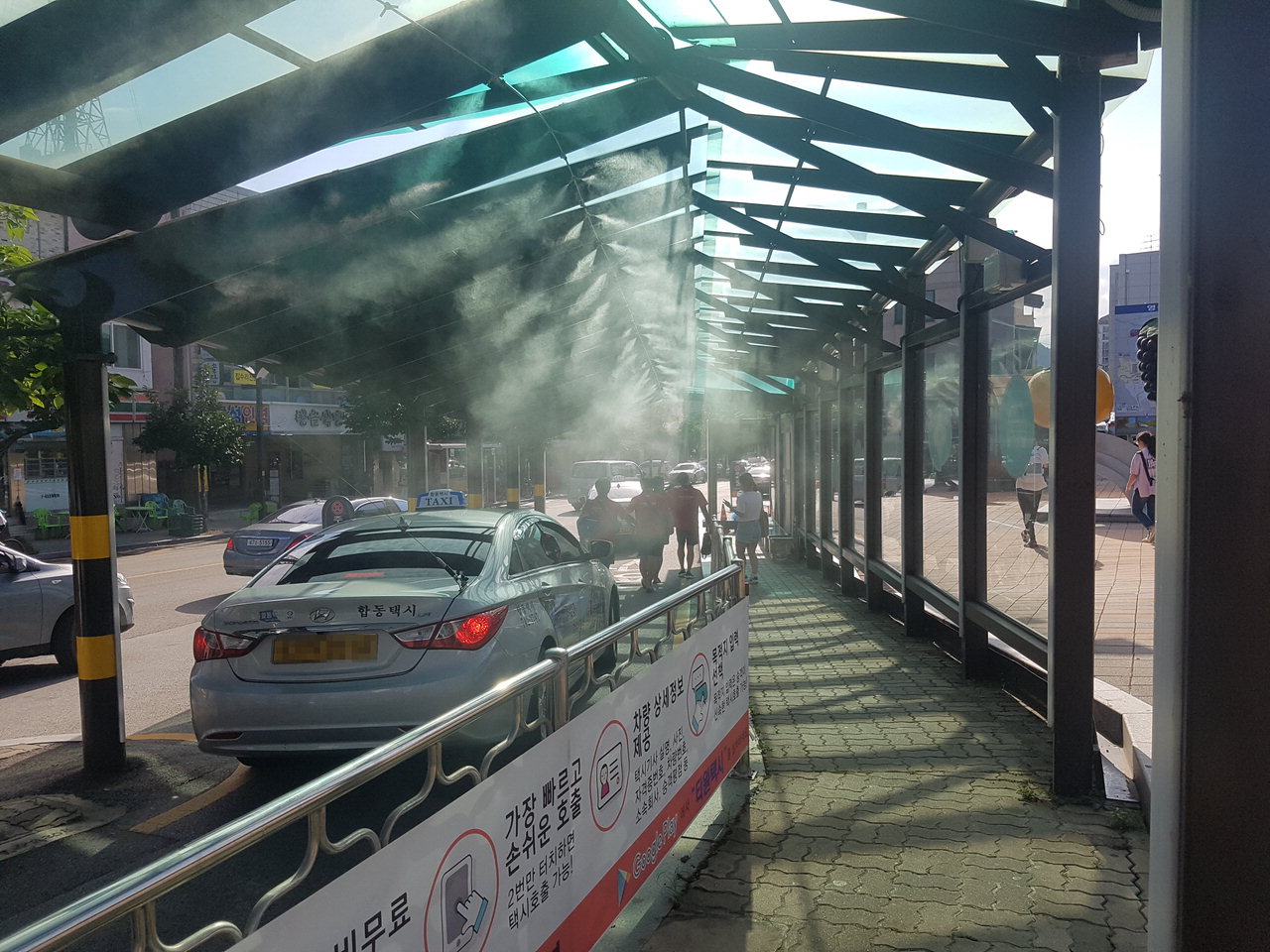 영동역 택시승강장에 폭염 저감시설인 쿨링포그(Cooling Fog)가 가동되고 있다. / 영동군 제공