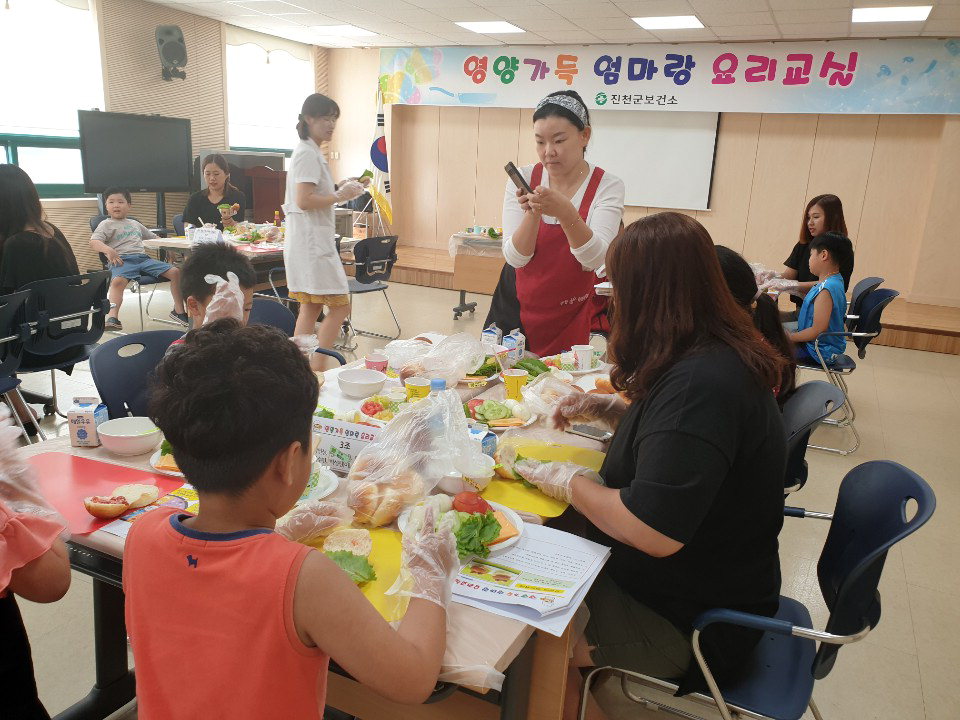 지난 8일 진천군보건소에서 열린 영양가득엄마랑 요리교실에서 장애아동들이 엄마와 함께 요리 만들기를 실습하고 있다./보건소 제공