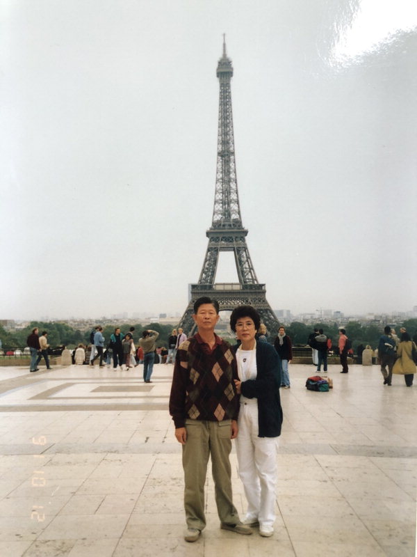 1991년 프랑스 파리 에펠탑 앞에서 촬영한 강호원씨와 고 정필순씨 부부. / 충북도교육청 제공
